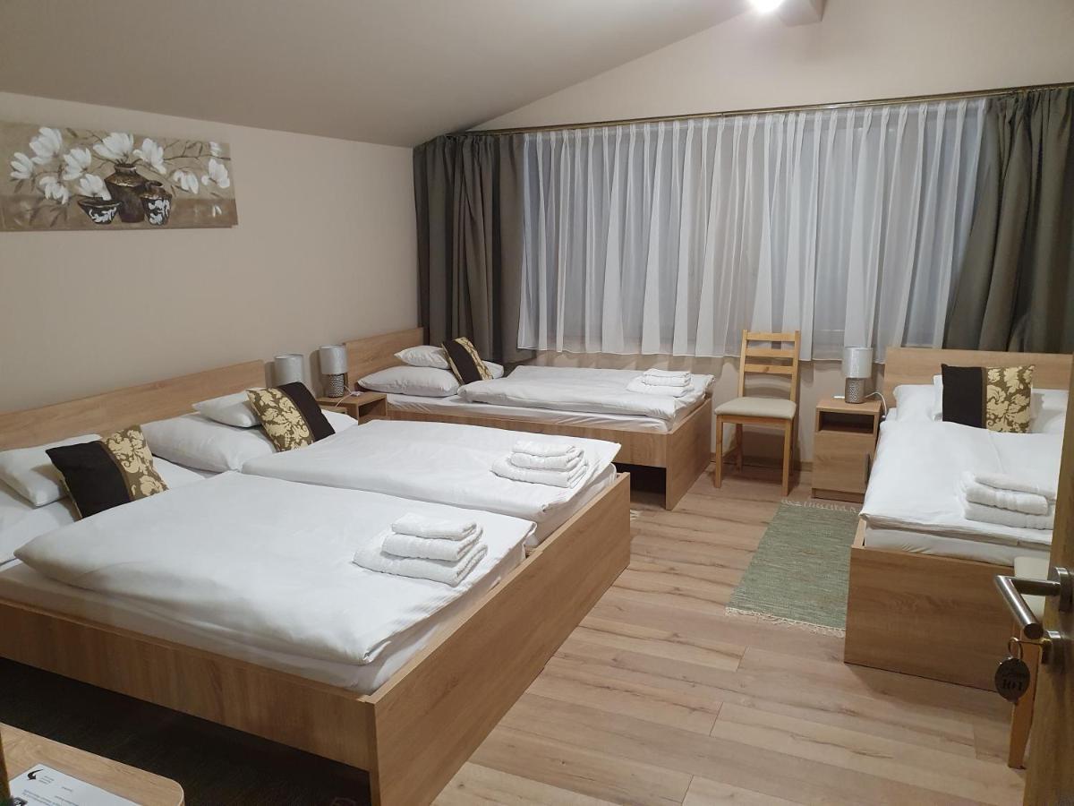 Platina Panzio*** Bed and Breakfast Újhartyán Esterno foto