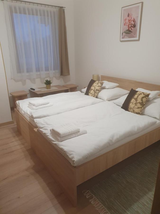 Platina Panzio*** Bed and Breakfast Újhartyán Esterno foto
